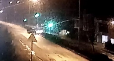 Elektrik direğine çarpan cipin sürücüsü ağır yaralandı; kaza anı kamerada