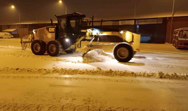 Erciş'te kar temizleme çalışması