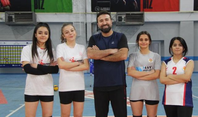 Erken yaşta evliliklerin önüne geçmek için kurduğu voleybol takımı 2'nci ligde