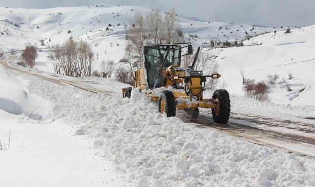 Erzincan'da kar ve tipiden 150 köy yolu ulaşıma kapandı