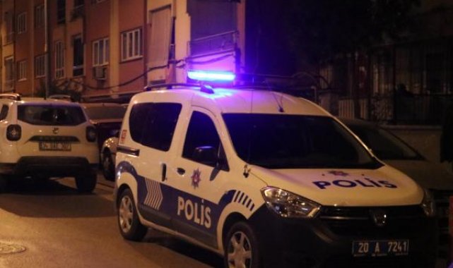 Eşini boğazından bıçaklayıp öldürdü, polise teslim oldu