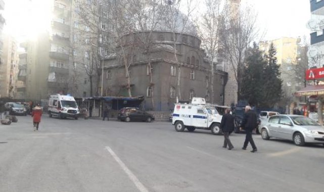 Eşinin boğazını kestikten sonra sağlıkçıları eve alıp, kapıyı kilitlemiş