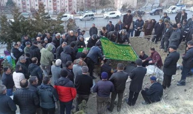 Evde boğazı kesik cesedi bulunan kadın toprağa verildi
