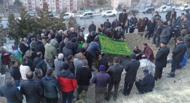 Evde boğazı kesik cesedi bulunan kadın toprağa verildi