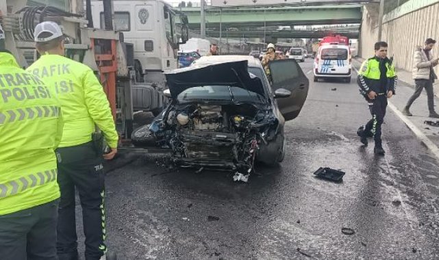 Eyüpsultan'da iki otomobilin çarpıştığı kazada 3 kişi yaralandı
