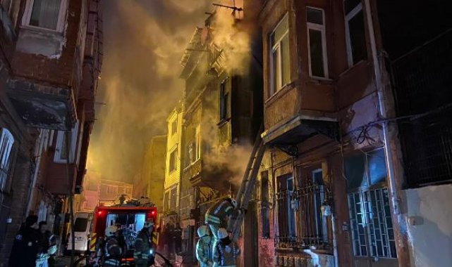 Fatih'te 3 katlı binada yangın; binadan atlayan 1 kişi yaralandı