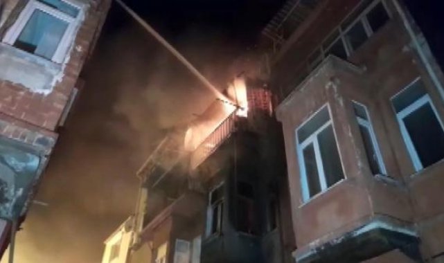 Fatih'te 3 katlı binada yangın çıktı