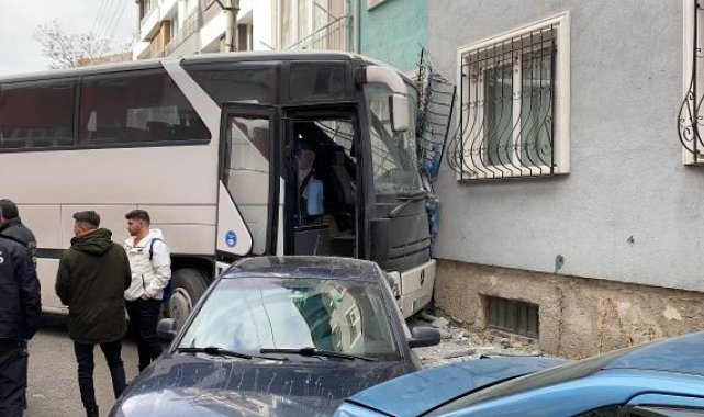 Freni boşalan otobüs, park halindeki araçlara ve apartmana çarptı