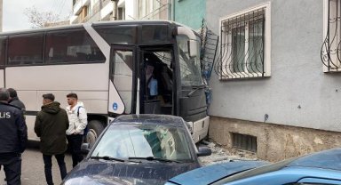 Freni boşalan otobüs, park halindeki araçlara ve apartmana çarptı
