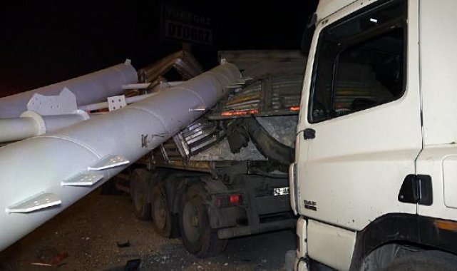 Freni boşalan TIR, 2 TIR'a çarptı; D-100 yolu ulaşıma kapandı