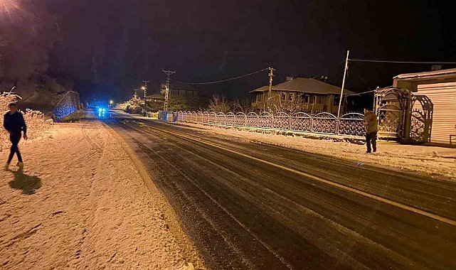 Gece yarısı sokakta kartopu oynadılar