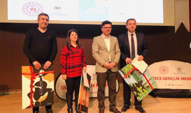 Gençler sahnede yarıştı