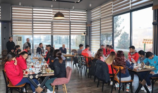 Genel Sekreter Çiftçi milli sporcularla buluştu