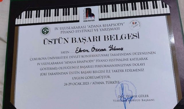 Görme engelli piyanist Ekrem Özcan Yılmaz'a üstün başarı belgesi