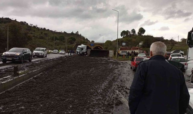 Gübre yüklü kamyon devrildi, karayolunda 10 kilometre araç kuyruğu oluştu