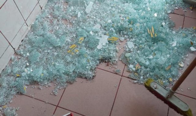 Güngören'de köpekten kaçarken çarptığı cam kapıyı parçaladı