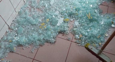 Güngören'de köpekten kaçarken çarptığı cam kapıyı parçaladı