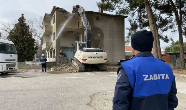Gürsu'da riskli metruk yapı yıkıldı
