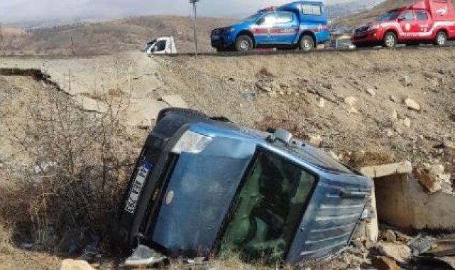 Hafif ticari araç şarampole devrildi: 4 yaralı