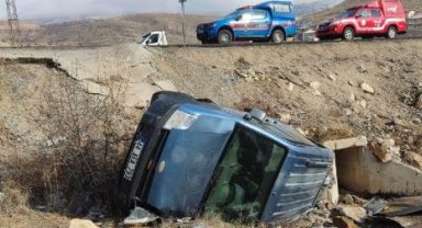 Hafif ticari araç şarampole devrildi: 4 yaralı
