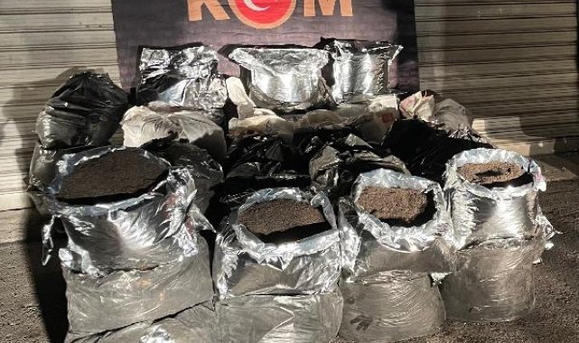 Hakkari'de 1 ton 350 kilo gümrük kaçağı çaya 2 gözaltı