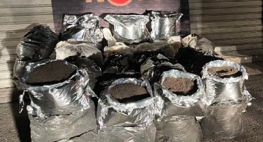 Hakkari'de 1 ton 350 kilo gümrük kaçağı çaya 2 gözaltı