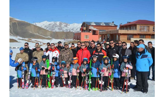 Hakkari'de kayak sezonu açıldı