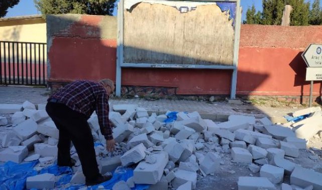 Halat kopunca kamyondaki gazbetonlar yola saçıldı