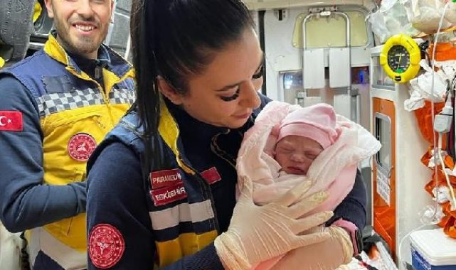 Hastaneye götürülürken ambulansta doğum yaptı
