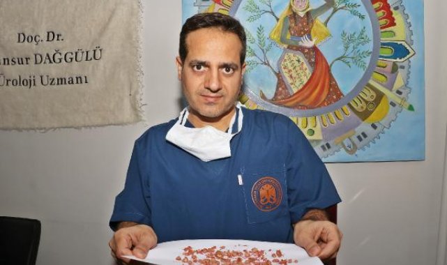 Hastanın böbreğini kaplayan taş, 100'den fazla parçaya bölünerek çıkarıldı