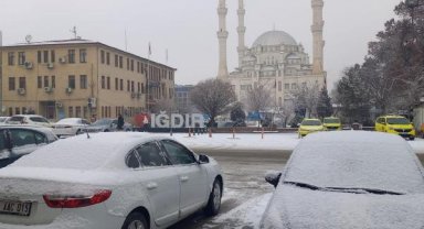 Iğdır'a mevsimin ilk karı yağdı