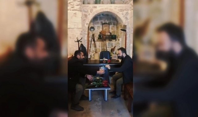 İsveç'te Kur'an-ı Kerim yakma girişimine karşı Mardinli gençler kiliselerde gül dağıttı