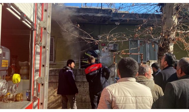 İtfaiye ekipleri kapıyı kırarak yangına müdahale etti