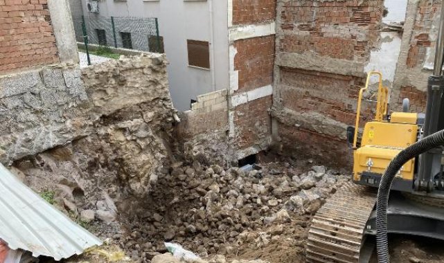 İzmir'de iş makinesi, evin duvarını yıktı