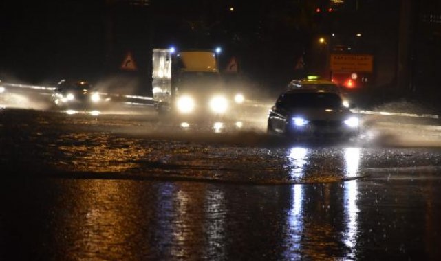 İzmir'de sağanak kazalara neden oldu