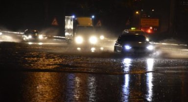 İzmir'de sağanak kazalara neden oldu