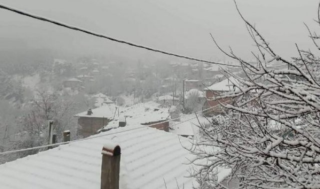 İzmir'in 3 ilçesinde kar yağışı