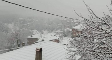 İzmir'in 3 ilçesinde kar yağışı