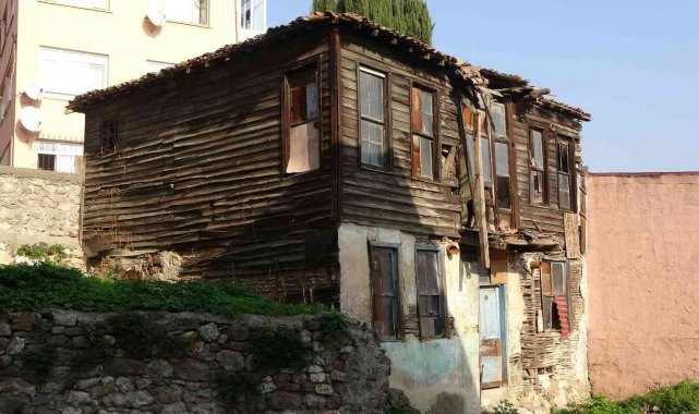 İzmit'in tarihe tanıklık eden evleri bakın ne halde