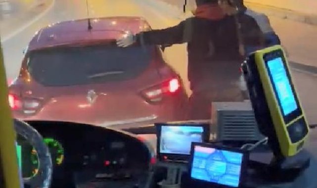 Kadıköy'de otomobille otobüsü sıkıştırıp, yolcunun üzerine sürdü