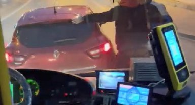 Kadıköy'de otomobille otobüsü sıkıştırıp, yolcunun üzerine sürdü