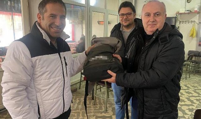 Kahvehanede unutulan para dolu çanta sahibine ulaştırıldı