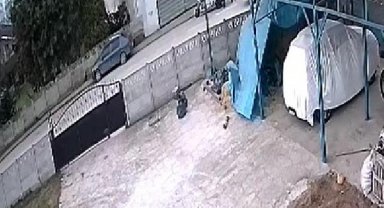 Kamyonet ile 3 tekerlekli motosiklet arasında sıkışarak yaralandı