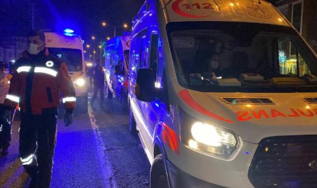 Kamyonetle çarpışan yolcu otobüsü meyve bahçesine savruldu: 7 yaralı