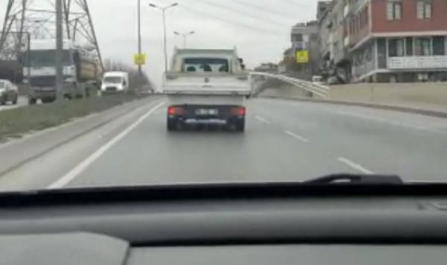 Kamyonetteki borular araçlara çarparak trafikte tehlike saçtı