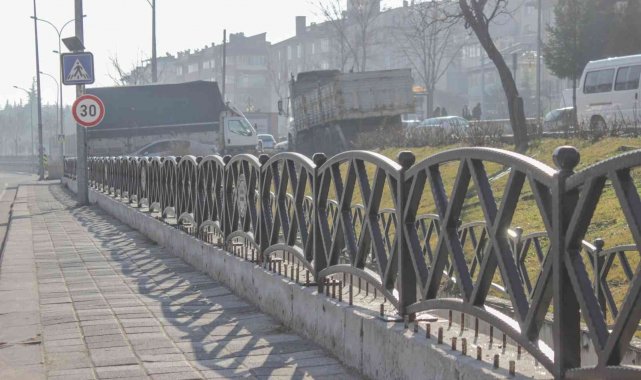 Kanal korkuluklarında bakım, onarım ve boyama çalışması