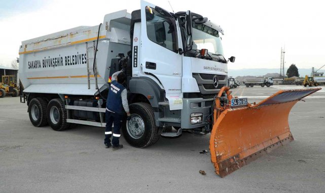 Kar küreme ve tuzlama araçları hazır hale getiriliyor