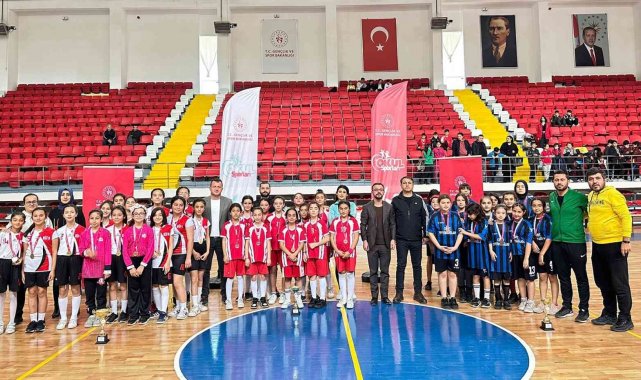 Karaman'da okul sporları küçükler hentbol müsabakaları sona erdi