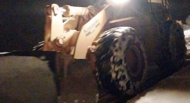 Kardan kapalı köy yolu, doğum sancıları tutan kadın için açıldı