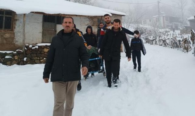 Kardan kapanan köyde rahatsızlanan 90 yaşındaki kadın için seferber oldular